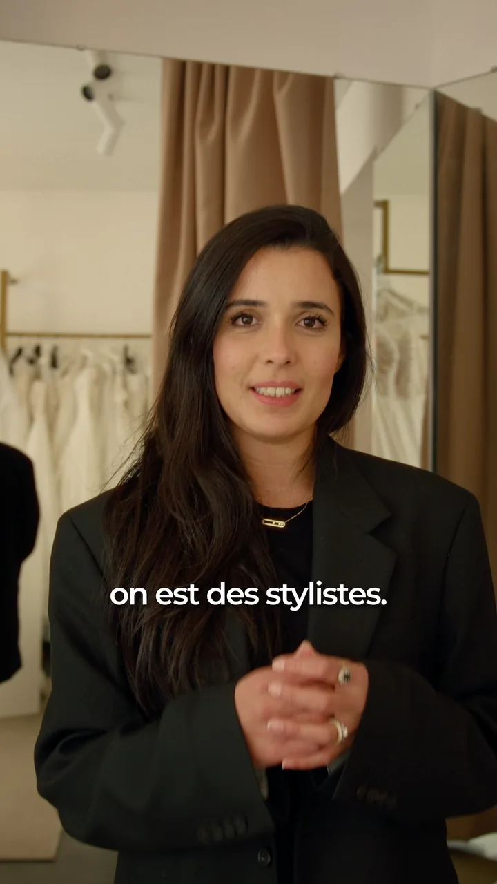 Carat, fondatrice de La Robe de Carat, face caméra dans sa boutique