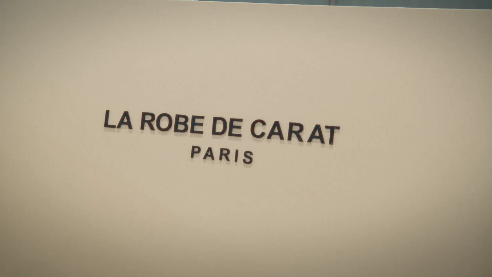 L'enseigne de La Robe de Carat sur son stand au salon du mariage