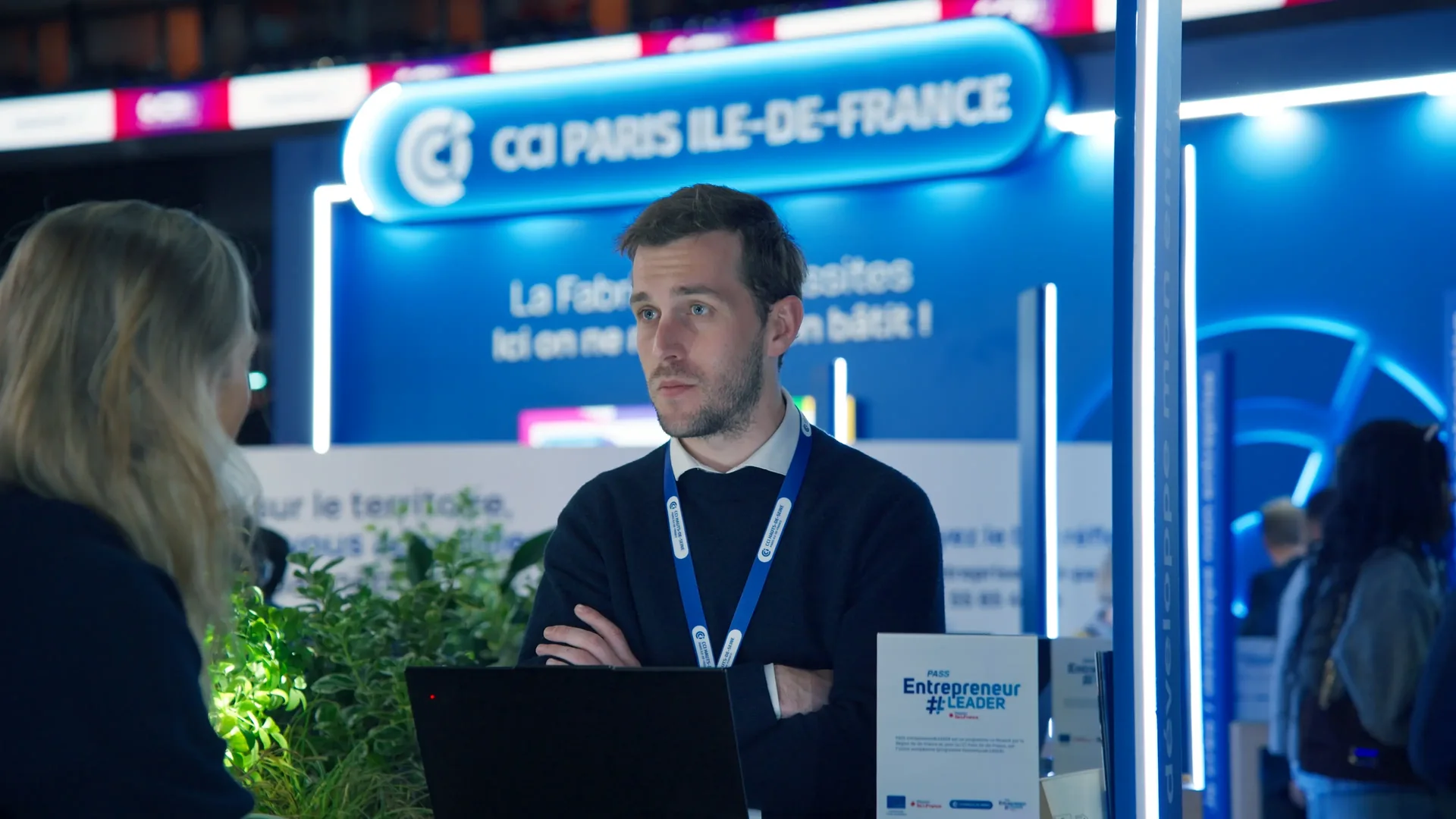 CCI Paris Île-de-France, un conseiller échange avec un visiteur